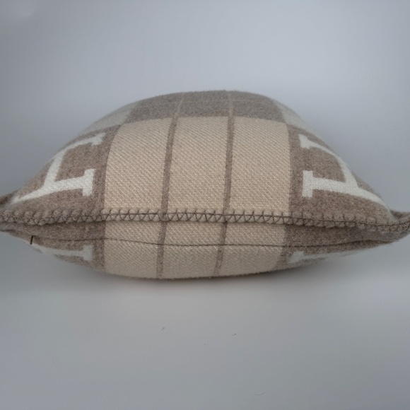 HERMES Wool Cashmere Avalon III Coco Camomille Small Square Pillow - Picture 6 of 11